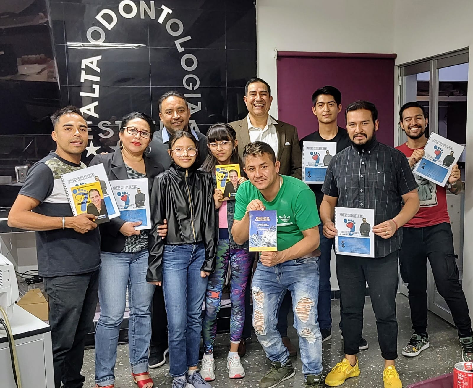 Participantes con libros y materiales de Rafael Domínguez